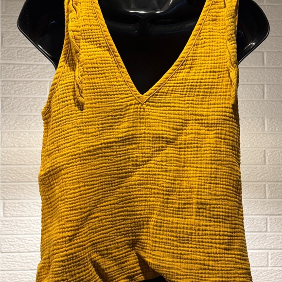 Gold Ruched Sleeveless Tank Top - Picture 2 of 3